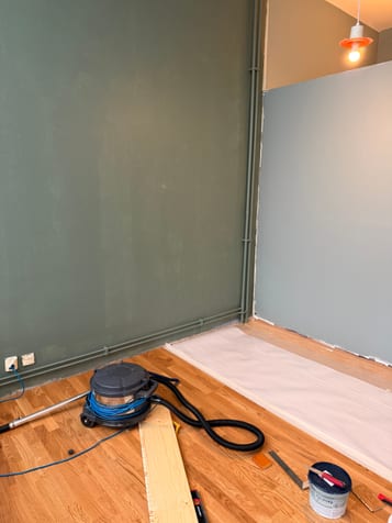 Målade väggpartier, underlag och golvbrädor under pågående arbete. Målade väggpartier, underlag och golvbrädor under pågående arbete.