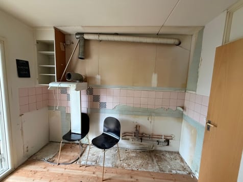 Kök efter rivning med de flesta skåpen borttagna, synliga rör och ventilationskanal. Kök efter rivning med de flesta skåpen borttagna, synliga rör och ventilationskanal.
